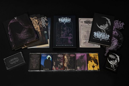 Melancholium (6 Cassette Box Set W/ Book, Flag, Patches, Backpatch, Posters & Metal Pin) - Katatonia - Musique - DARKNESS SHALL RISE PRODUCTION - 9956683847078 - 7 juillet 2023