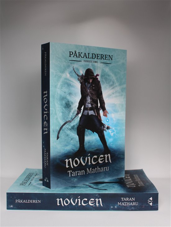 Cover for Taran Matharu · Påkalderen: Novicen (Paperback Book) [3rd edition] (2020)