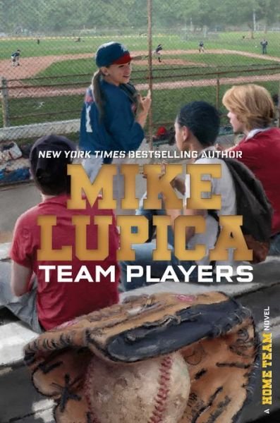 Team Players - Home Team - Mike Lupica - Książki - Simon & Schuster Books for Young Readers - 9781481410083 - 19 marca 2019