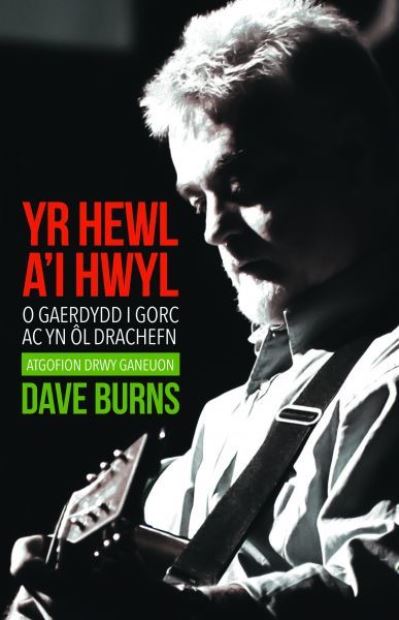 Cover for Dave Burns · Hewl a'i Hwyl, Yr: O Gaerdydd i Gorc ac yn oL Drachefn (Paperback Book) (2021)