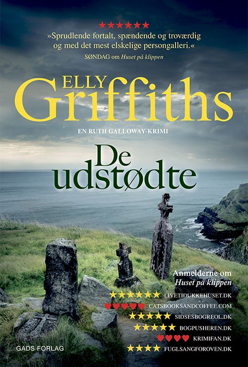 Cover for Elly Griffiths · De udstødte (Hæftet bog) [1. udgave] (2020)