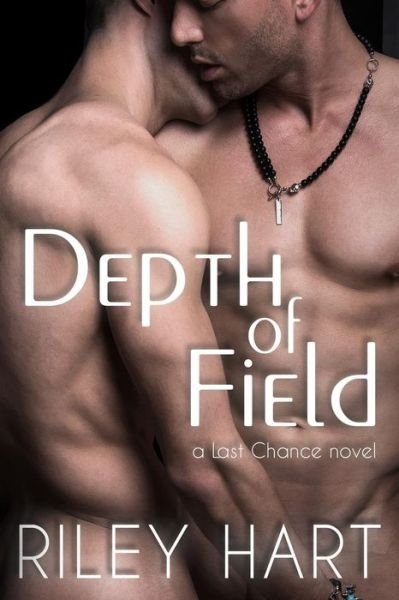 Cover for Riley Hart · Depth of Field (Pocketbok) (2017)