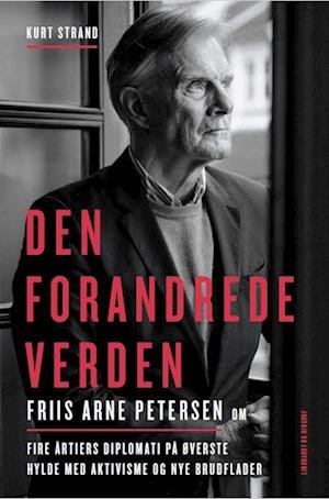 Cover for Kurt Strand · Den forandrede verden - Friis Arne Petersen om fire årtiers diplomati på øverste hylde med aktivisme (Bound Book) [1º edição] (2024)