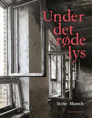 Cover for Stine Munch · Under det røde lys (Sewn Spine Book) [1º edição] (2022)