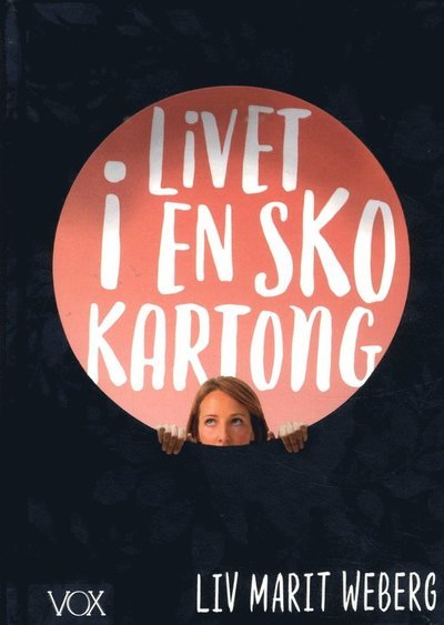 Cover for Liv Marit Weberg · Livet i en skokartong (Kartor) (2018)