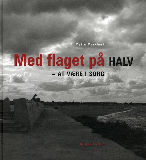 Cover for Mette Marklund · Med flaget på halv (Inbunden Bok) [1:a utgåva] [Hardback] (2012)