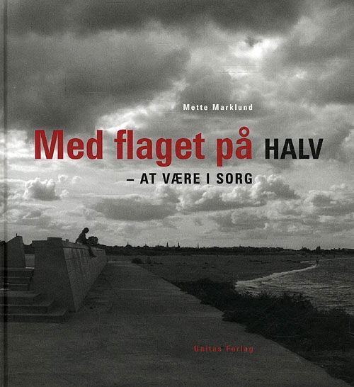 Med flaget på halv - Mette Marklund - Bøger - Unitas Forlag - 9788775179091 - 15. marts 2012