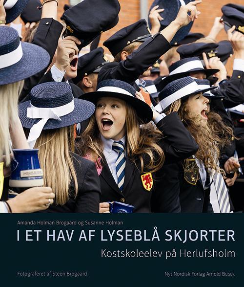 Cover for Susanne Holman; Amanda Theresia Holman Brogaard-Jørgensen; Steen Brogaard · I et hav af lyseblå skjorter (Bound Book) [1e uitgave] (2015)