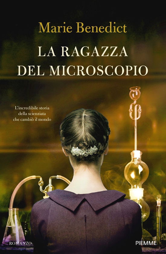 Cover for Marie Benedict · La Ragazza Del Microscopio. L'incredibile Storia Della Scienziata Che Cambio Il Mondo (Buch)