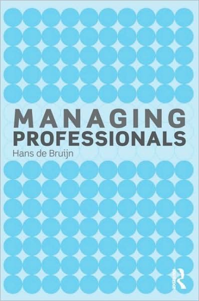 Managing Professionals - Hans De Bruijn - Livros - Taylor & Francis Ltd - 9780415565097 - 9 de julho de 2010