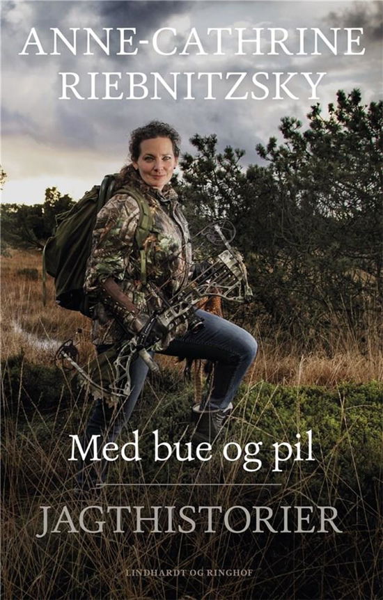 Cover for Anne-Cathrine Riebnitzsky · Med bue og pil (Indbundet Bog) [1. udgave] (2019)