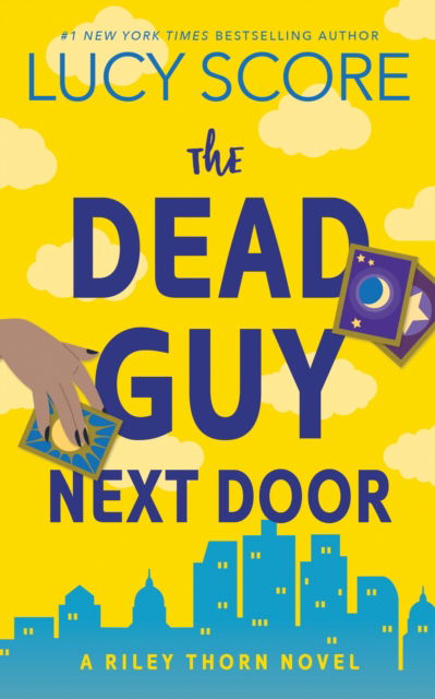 Cover for Lucy Score · The Dead Guy Next Door: A Paranormal Murder Mystery &amp; Contemporary Romance (Riley Thorn Book 1) - Riley Thorn (Taschenbuch) (2024)