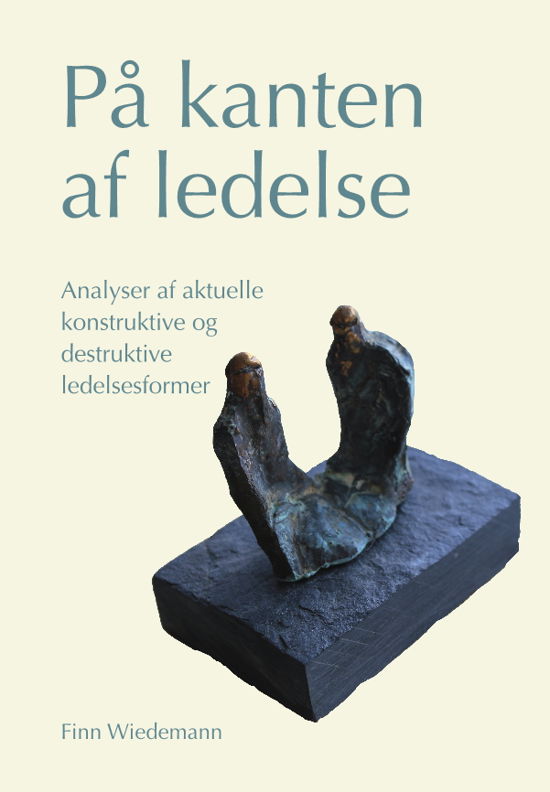 Cover for Finn Wiedemann · På kanten af ledelse (Bok) [1. utgave] (2019)