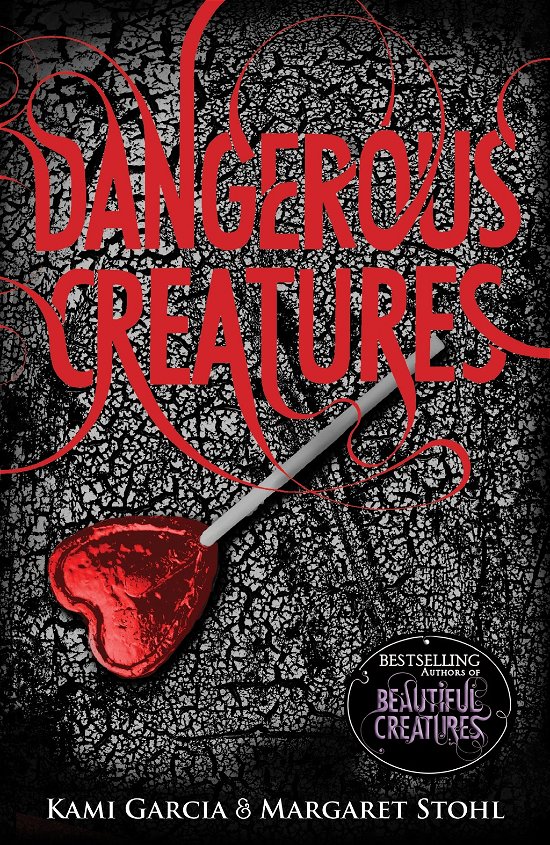 Cover for Kami Garcia · Dangerous Creatures: (Dangerous Creatures Book 1) - Dangerous Creatures (Paperback Book) (2014)
