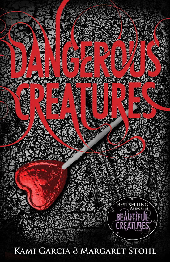 Cover for Kami Garcia · Dangerous Creatures: (Dangerous Creatures Book 1) - Dangerous Creatures (Paperback Book) (2014)