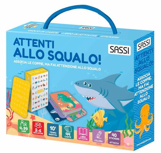 Attenti Allo Squalo! Valigetta Con Carte E Stickers. Ediz. A Colori. Con 44 Carte - Irena Trevisan - Books -  - 9788830313101 - 