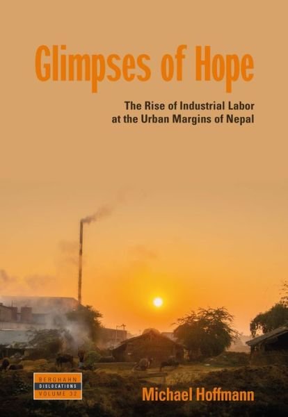 Glimpses of Hope: The Rise of Industrial Labor at the Urban Margins of Nepal - Dislocations - Michael Hoffmann - Bücher - Berghahn Books - 9781800738102 - 13. Januar 2023