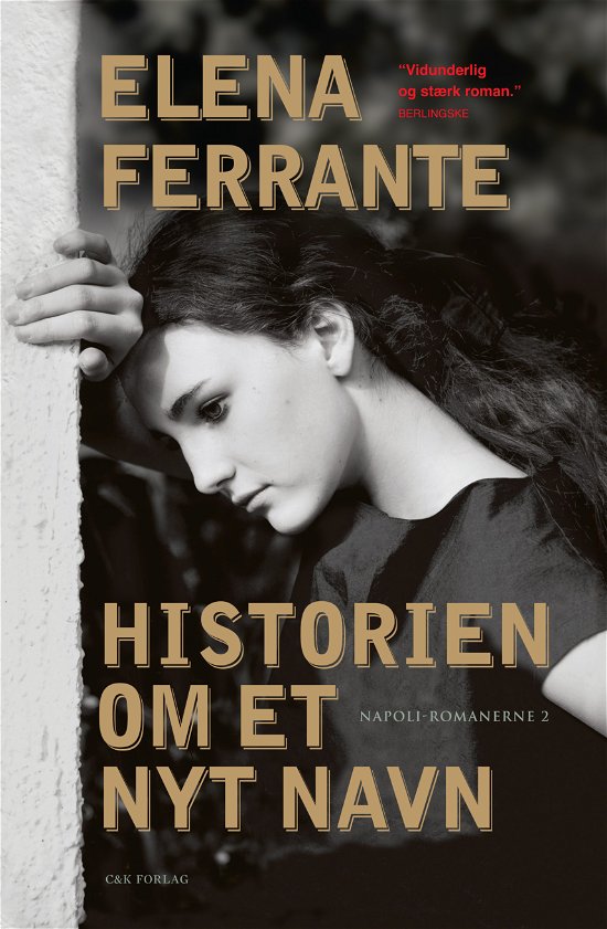 Cover for Elena Ferrante · Napoli-romanerne 2: Historien om et nyt navn (Sewn Spine Book) [4e édition] (2017)