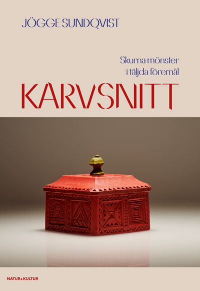 Karvsnitt : skurna mönster i täljda föremål - Jögge Sundqvist - Bücher - Natur & Kultur Allmänlitteratur - 9789127171107 - 8. Oktober 2021