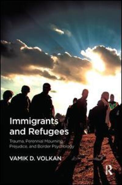 Cover for Vamik D. Volkan · Immigrants and Refugees: Trauma, Perennial Mourning, Prejudice, and Border Psychology (Hardcover Book) (2019)