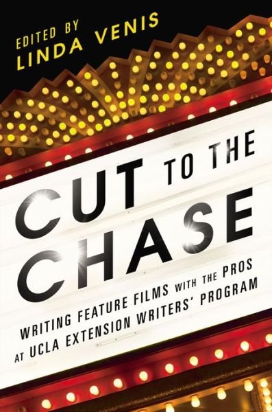 Cut to the Chase: Writing Feature Films with the Pros at UCLA Extension Writers' Program - Linda Venis - Livres - Gotham Books - 9781592408108 - 6 août 2013