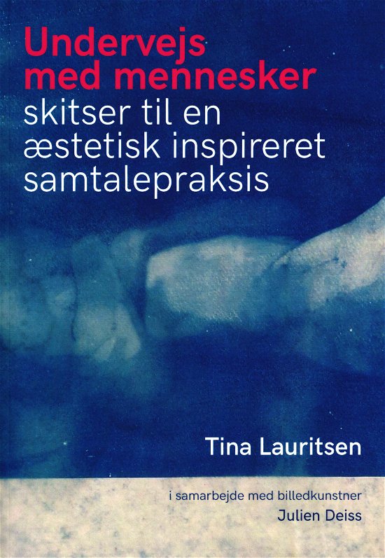 Cover for Tina Lauritsen · Undervejs med mennesker. Skitser til en æstetisk inspireret samtalepraksis (Taschenbuch) [1. Ausgabe] (2019)