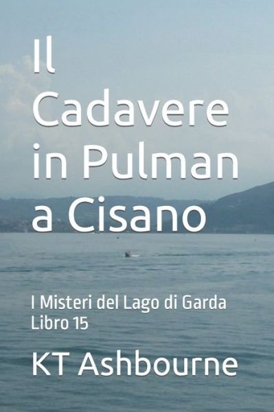 Cover for Kt Ashbourne · Il Cadavere in Pulman a Cisano: I Misteri del Lago di Garda Libro 15 - I Misteri del Lago Di Garda (Paperback Book) (2022)