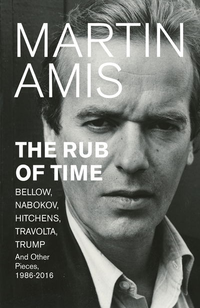 The Rub of Time: Bellow, Nabokov, Hitchens, Travolta, Trump. Essays and Reportage, 1994-2016 - Martin Amis - Bøger - Vintage Publishing - 9780224076111 - 21. september 2017