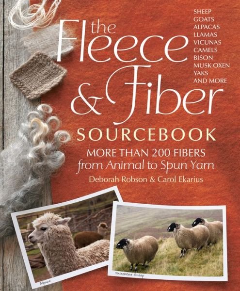 The Fleece & Fiber Sourcebook: More Than 200 Fibers from Animal to Spun Yarn - Deborah Robson - Livros - Workman Publishing - 9781603427111 - 6 de junho de 2011