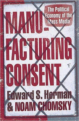 Cover for Edward S Herman · Manufacturing Consent: The Political Economy of the Mass Media (Paperback Bog) (1995)