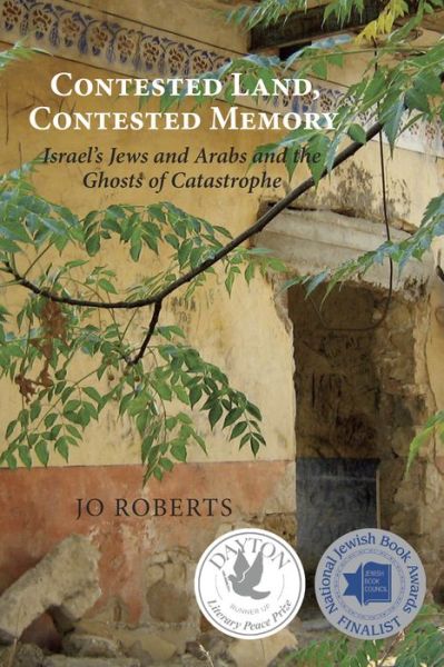 Contested Land, Contested Memory: Israel's Jews and Arabs and the Ghosts of Catastrophe - Jo Roberts - Książki - Dundurn Group Ltd - 9781459710115 - 24 października 2013