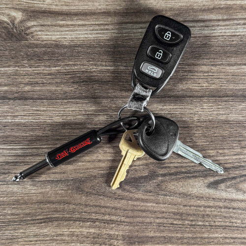 Pluginz - Ozzy Red Logo Guitar Plug Keychain 1/4" Input Jack Black With Red Logo - OZZY OSBOURNE - Merchandise - - 0810187580116 - 26. juni 2025