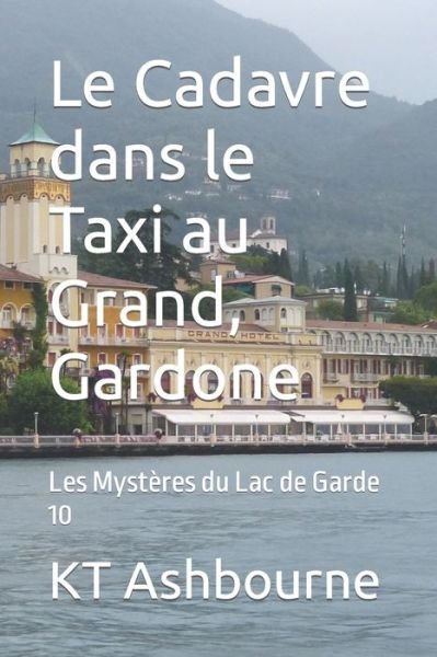 Cover for Kt Ashbourne · Le Cadavre dans le Taxi au Grand, Gardone: Les Mysteres du Lac de Garde 10 - Les Mysteres Du Lac de Garde (Pocketbok) (2022)