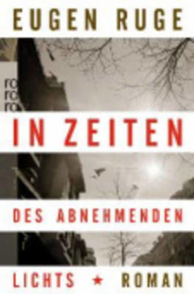 In Zeiten des abnehmenden Lichts - Eugen Ruge - Livros - Rowohlt Taschenbuch Verlag GmbH - 9783499254123 - 1 de novembro de 2012