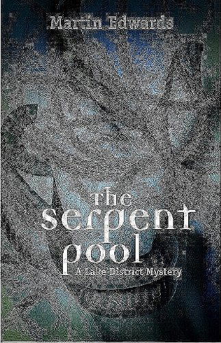 The Serpent Pool: a Lake District Mystery (Lake District Mysteries) - Martin Edwards - Książki - Poisoned Pen Press - 9781590587126 - 1 lutego 2010