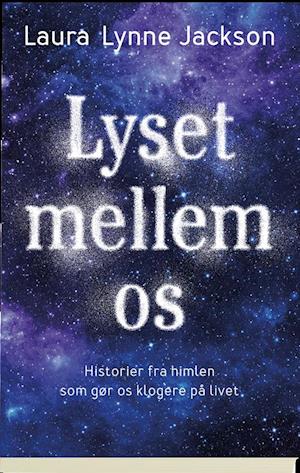 Cover for Laura Lynne Jackson · Lyset mellem os (Sewn Spine Book) [1. wydanie] (2016)