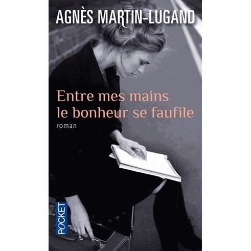 Cover for Agnes Martin-Lugand · Entre mes mains le bonheur se faufile (Pocketbok) (2015)