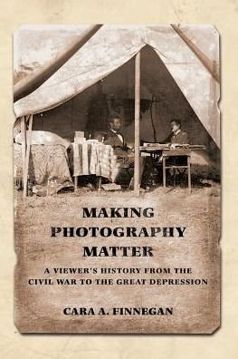Cover for Cara A. Finnegan · Making Photography Matter: A Viewer's History from the Civil War to the Great Depression (Paperback Book) (2017)