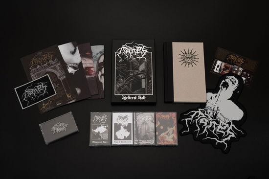 Ihjelbrent Skatt (4 Cassette Box Set W/ Book, Patch, Backpatch & Posters) - Manes - Muziek - DARKNESS SHALL RISE PRODUCTION - 9956683075129 - 7 juli 2023