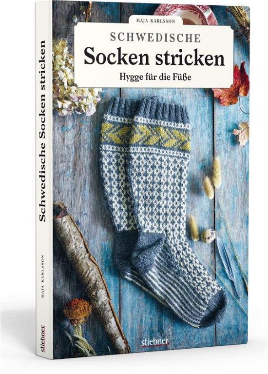 Cover for Maja Karlsson · Schwedische Socken stricken : Majas m?rchenhafte Strickmuster f?r Kniestr?mpfe und Socken. Von der Natur Schwedens inspiriert : 35 Modelle f?r Anf?nger (Inbunden Bok) (2021)