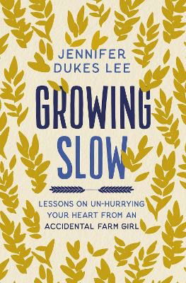 Growing Slow: Lessons on Un-Hurrying Your Heart from an Accidental Farm Girl - Jennifer Dukes Lee - Książki - Zondervan - 9780310363132 - 11 maja 2021