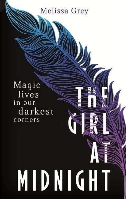 Cover for Melissa Grey · The Girl at Midnight (Pocketbok) (2015)