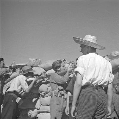 Gerda Taro: With Robert Capa as Photojournalist in the Spanish Civil War - Irme Schaber - Książki - Edition Axel Menges - 9783869050133 - 1 października 2018