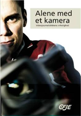 Cover for Kristian Frederiksen · Alene med et kamera (Sewn Spine Book) [2nd edition] (2005)