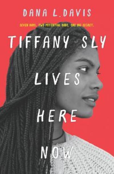 Cover for Dana L. Davis · Tiffany Sly lives here now (Book) (2018)