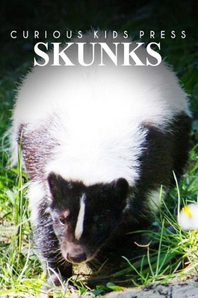 Cover for Curious Kids Press · Skunks - Curious Kids Press: Kids Book About Animals and Wildlife, Children's Books 4-6 (Paperback Book) (2014)