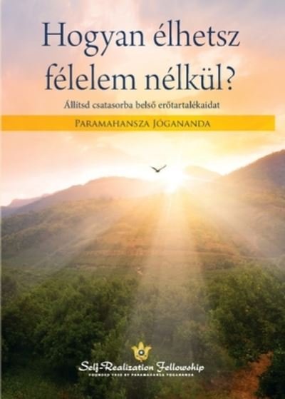 Cover for Paramahansa Yogananda · Living Fearlessly (Hungarian) (Pocketbok) (2021)