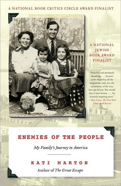 Enemies of the People: My Family's Journey to America - Kati Marton - Libros - Simon & Schuster - 9781416586135 - 19 de octubre de 2010