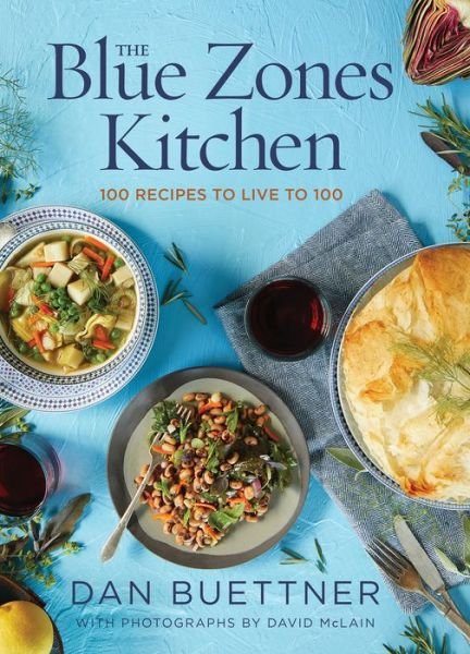 The Blue Zones Kitchen: 100 Recipes to Live to 100 - Dan Buettner - Bøker - National Geographic Society - 9781426220135 - 3. desember 2019