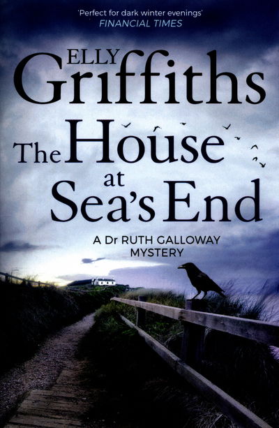 Cover for Elly Griffiths · The House at Sea's End: The Dr Ruth Galloway Mysteries 3 - The Dr Ruth Galloway Mysteries (Paperback Bog) (2016)